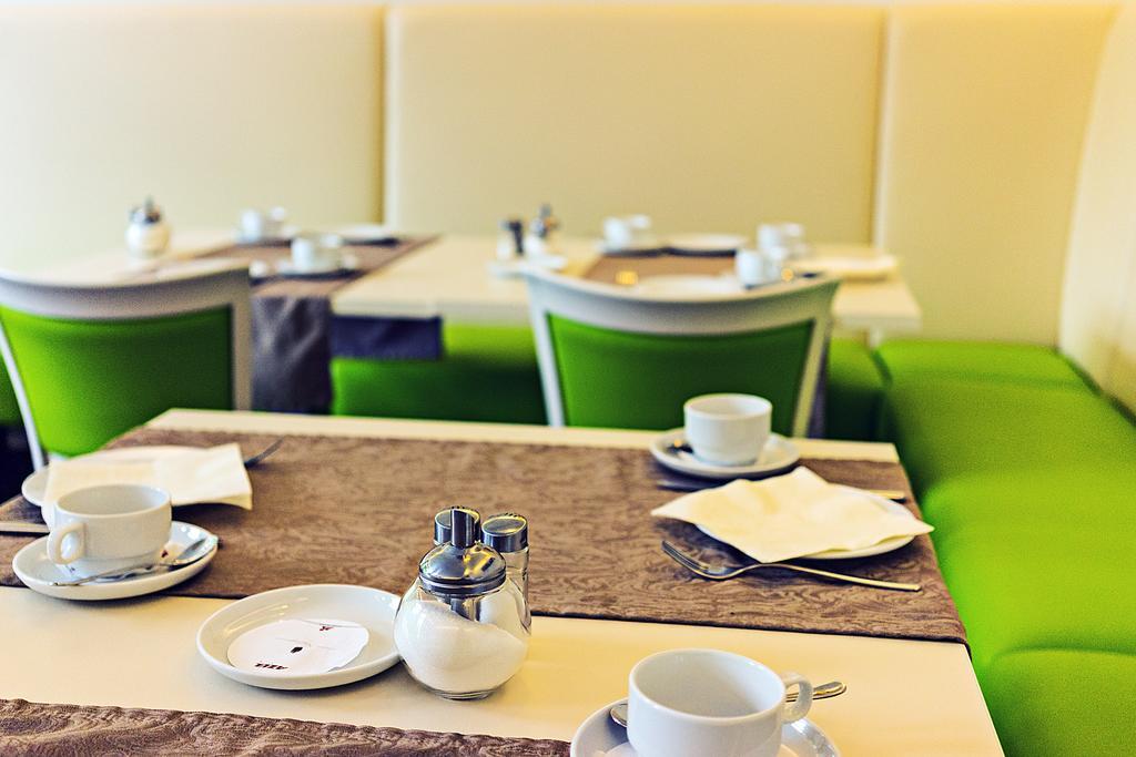זירנדורף Hotel Knorz מראה חיצוני תמונה