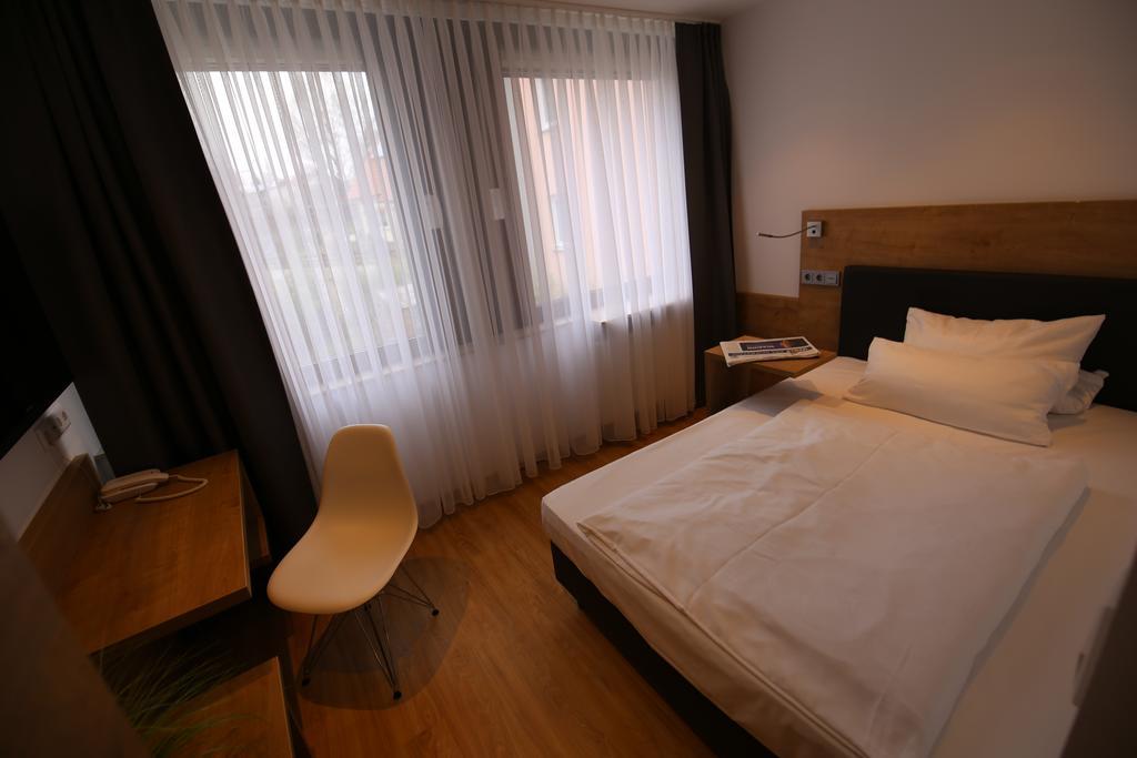 זירנדורף Hotel Knorz מראה חיצוני תמונה